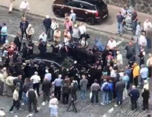 СМИ: у здания правительства Украины Porsche въехал в толпу митингующих