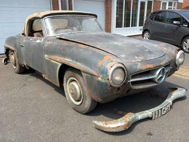 Раритетный Mercedes-Benz 190SL нашли в затопленном гараже