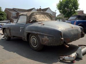 Раритетный Mercedes-Benz 190SL нашли в затопленном гараже