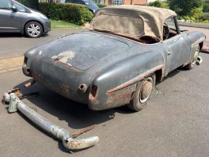 Раритетный Mercedes-Benz 190SL нашли в затопленном гараже