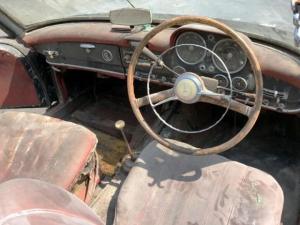 Раритетный Mercedes-Benz 190SL нашли в затопленном гараже