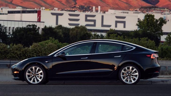 С конвейера сошёл первый серийный электрокар Tesla Model 3