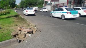 Lexus перевернулся, ударившись об бордюр в Алматы