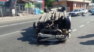 Lexus перевернулся, ударившись об бордюр в Алматы