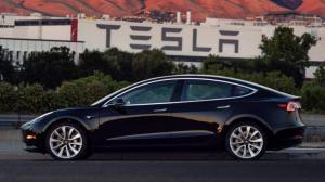 С конвейера сошёл первый серийный электрокар Tesla Model 3