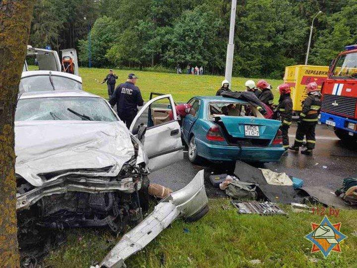 В Минске столкнулись Mercedes и Opel Astra. Пострадали четыре человека
