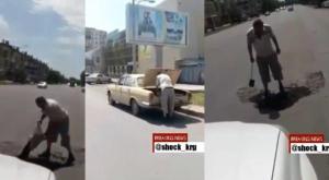 Устал ждать акимат. Карагандинец сам засыпает ямы на улицах города
