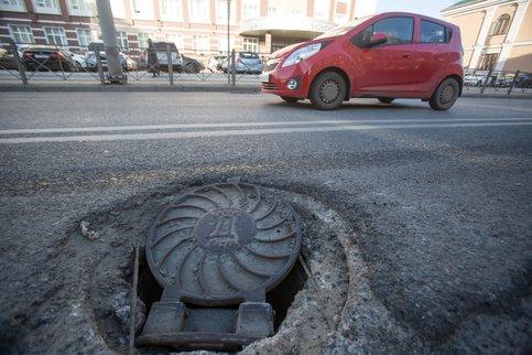 Более двух тысяч люков заменят на столичных дорогах в 2017 году