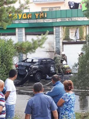 Автомобиль в Таразе врезался в торговый центр: один пассажир погиб
