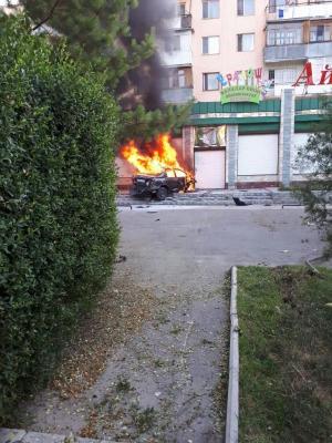 Автомобиль в Таразе врезался в торговый центр: один пассажир погиб
