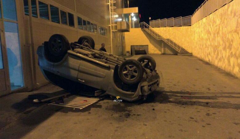 В Новосибирске автомобиль рухнул с верхней парковки торгового центра