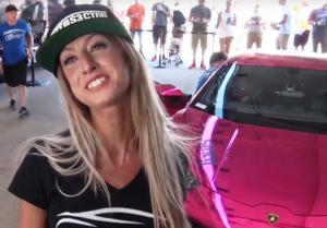 Блондинка на розовом Lamborghini разогналась до 340 километров в час