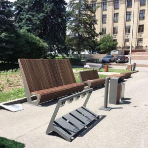 На нескольких улицах Алматы появилась новая уличная мебель
