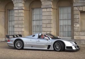 Посмотрите, как редчайший Mercedes-Benz CLK GTR очень быстро едет через лес