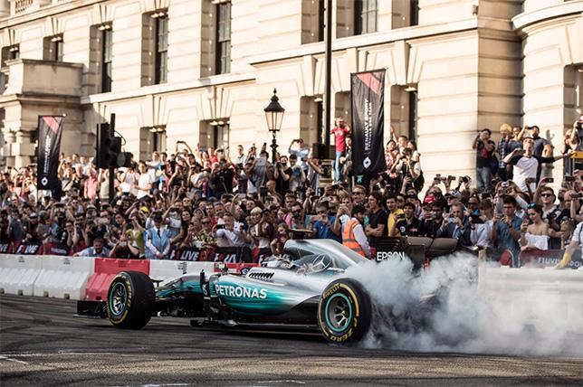 Болельщики разочарованы, что Льюиса не было на F1 Live