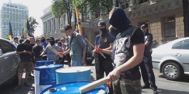 Протесты в Киеве: активисты перекрыли улицу Грушевского