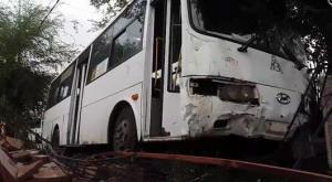Автобус в Алматы врезался в салон ритуальных услуг