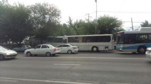 Автобус в Алматы врезался в салон ритуальных услуг