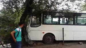 Автобус в Алматы врезался в салон ритуальных услуг