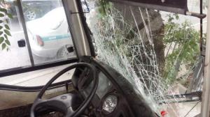 Автобус в Алматы врезался в салон ритуальных услуг