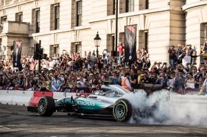 Болельщики разочарованы, что Льюиса не было на F1 Live