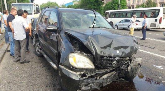 Лобовое столкновение на проспекте Райымбека в Алматы: четверо госпитализированы