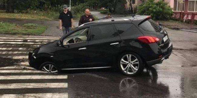 В Киеве автомобиль провалился в яму прямо на «зебре»