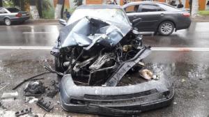 Легковушка врезалась в водовоз на Кульджинской трассе: пострадали два человека