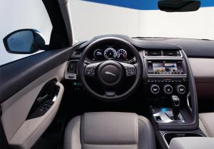 Названы рублевые цены на самый маленький кроссовер Jaguar