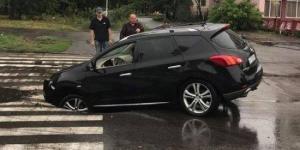 В Киеве автомобиль провалился в яму прямо на «зебре»