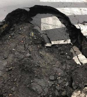 В Киеве автомобиль провалился в яму прямо на «зебре»