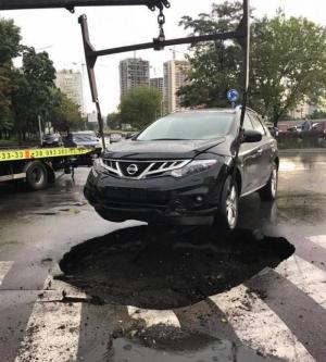 В Киеве автомобиль провалился в яму прямо на «зебре»