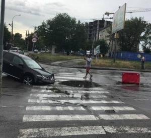 В Киеве автомобиль провалился в яму прямо на «зебре»