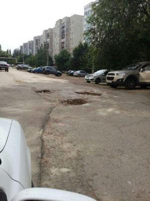 В Саратове дорожные ямы засыпали гипсовыми фигурками котиков