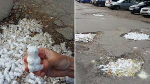 В Саратове дорожные ямы засыпали гипсовыми фигурками котиков