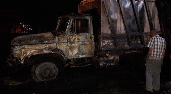 Мусоровоз сгорел около АЗС в Алматы