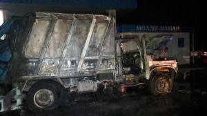 Мусоровоз сгорел около АЗС в Алматы