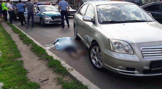В Алматы автомобиль насмерть сбил женщину