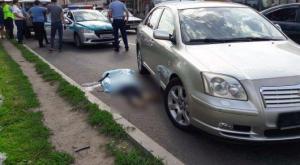 В Алматы автомобиль насмерть сбил женщину