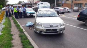 В Алматы автомобиль насмерть сбил женщину