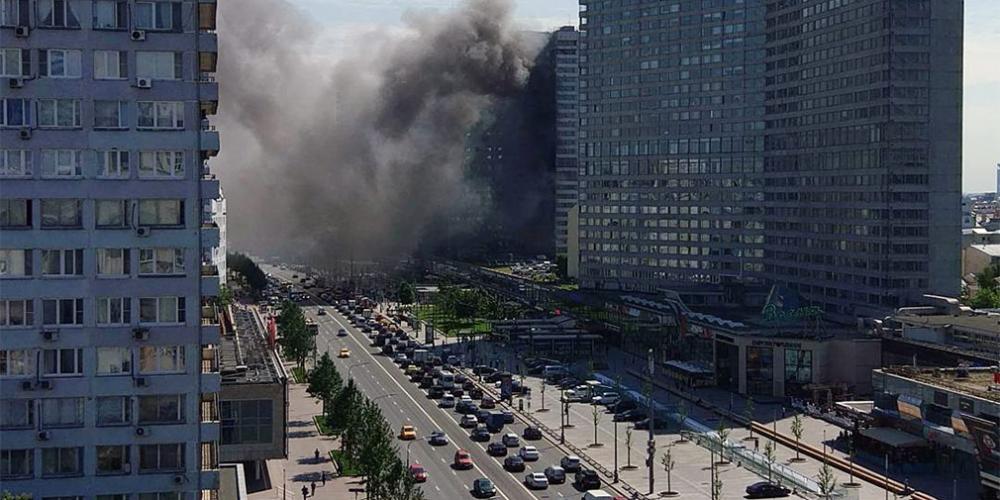 В центре Москвы затруднено движение из-за пожара