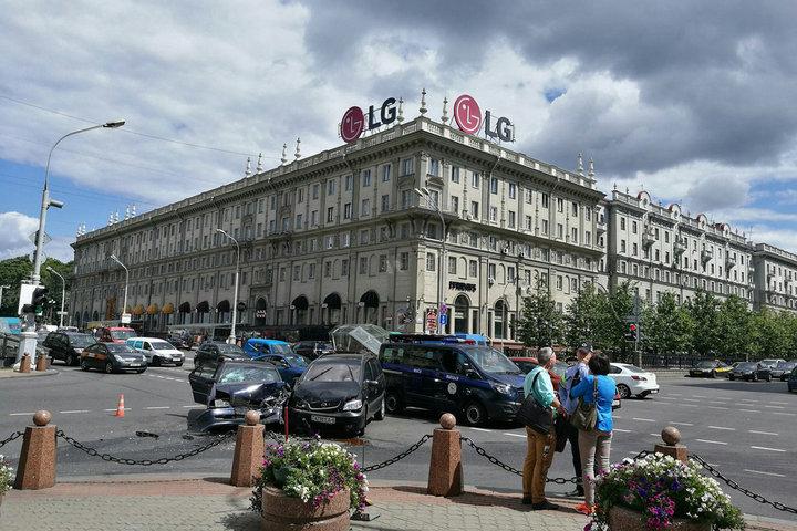 В Минске на проспекте Независимости образовалась внушительная пробка из-за ДТП
