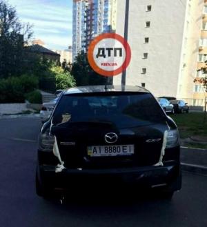 Двери авто героя парковки в Киеве задули монтажной пеной