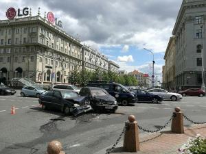 В Минске на проспекте Независимости образовалась внушительная пробка из-за ДТП