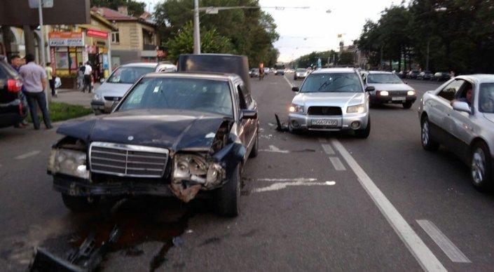 Mercedes выехал на спецполосу и спровоцировал ДТП в Алматы