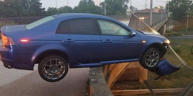 В жизни как в кино: Acura повисла на краю эстакады