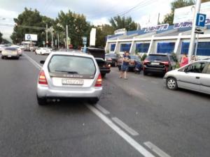 Mercedes выехал на спецполосу и спровоцировал ДТП в Алматы