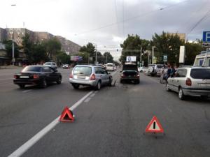 Mercedes выехал на спецполосу и спровоцировал ДТП в Алматы