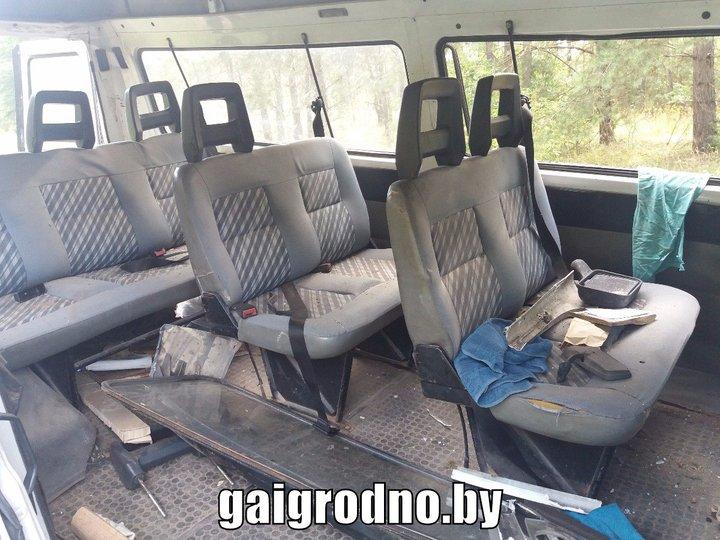 Под Гродно водитель VW подрезала микроавтобус, и он перевернулся. Пострадало три человека
