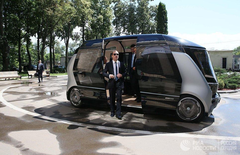 Медведев прокатился на беспилотном автобусе «Шатл»